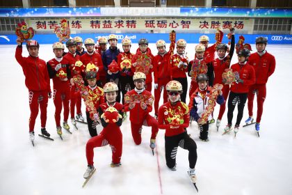备战札幌亚冬会的国家短道速滑队   新春早拜年