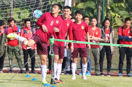 广州恒大足球俱乐部媒体日 队员踢网式足球愉悦球迷