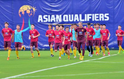 备战FIFA亚洲区预选赛 中国男足抵达武汉第一练